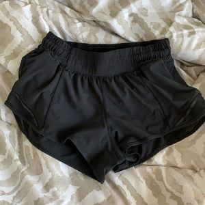 black lululemon hotty hot short size 4- 2.5 in